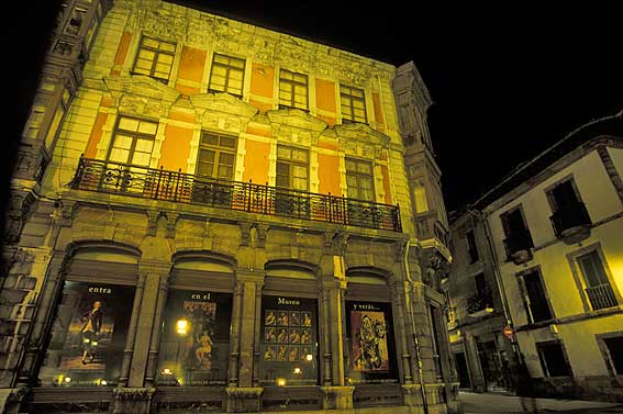 oviedo_noche13plaza de alfonso XII.jpeg