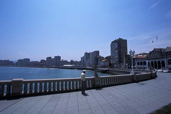 gijon6paseo muro san lorenzo.jpeg