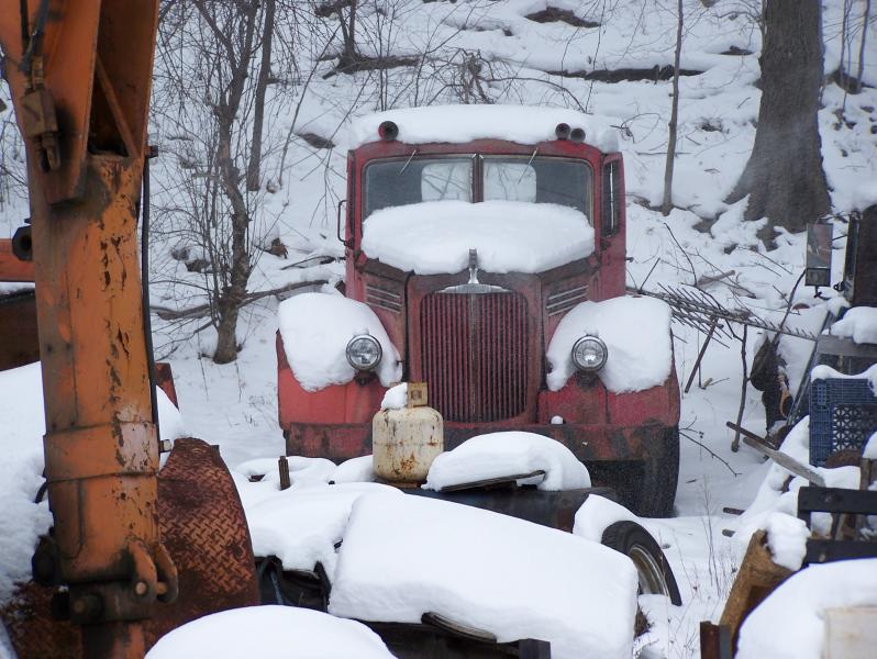 Conemaugh Gap, 1947 Mack Model L, W of Johnstown, PA, Feb 2007.jpg