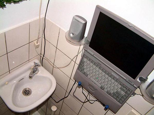 0321_toiletpc.jpg