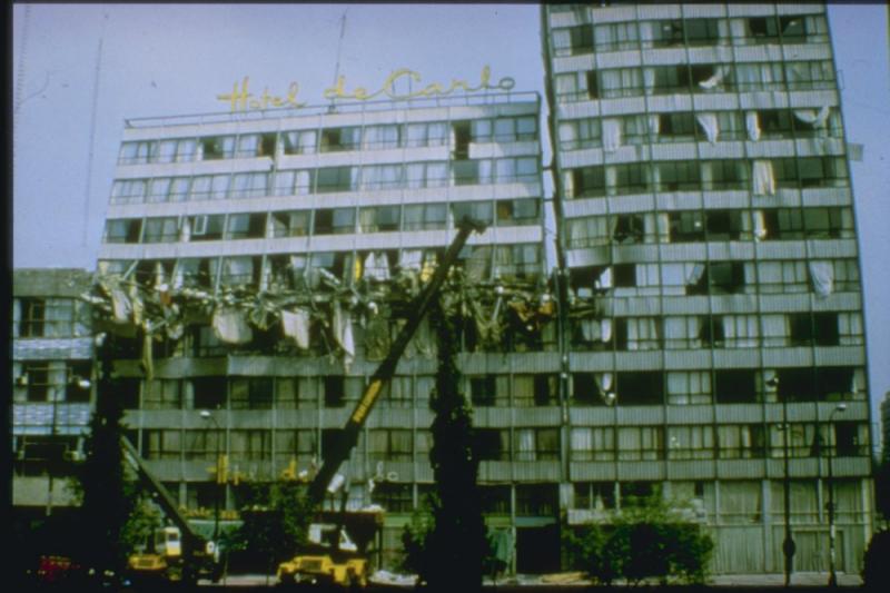 Mid-FloorFailureOfReinforcedConcreteBuildingMexicoCity.jpg Mid-FloorFailureOfReinforcedConcreteBuildingMexicoCity.jpg