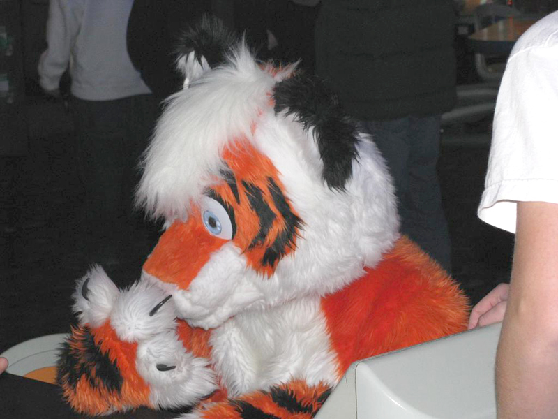 TiggySniffsBeeronPaw.jpg TiggySniffsBeeronPaw.jpg